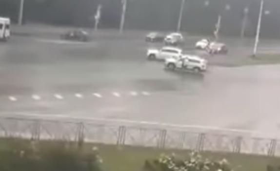 Авария с тремя иномарками попала в объектив камеры в Ставрополе. Видео